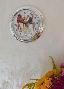Zegar ścienny dla dziewczynki Disney 'High School Musical' H 521056 z kolekcji zegary ścienne dla dziewczynki. Zegary dla dziewczynki na ścianę. Zegary na ścianę dla dziecka w kolorze srebrnym. Zegar z Paris Hi (6).JPG